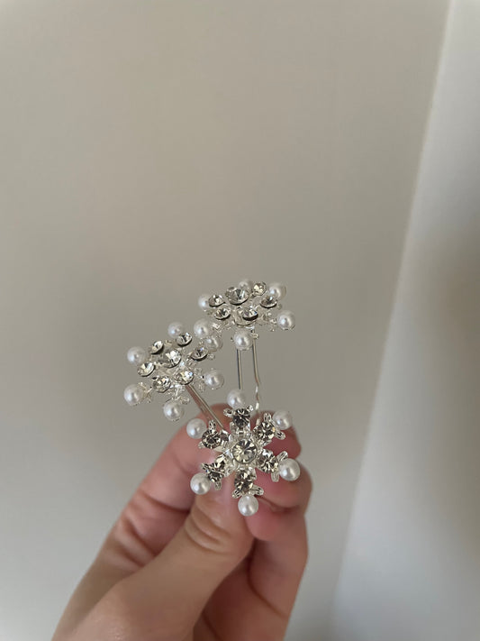 Knot speld diamonds